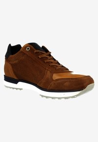 Sneaker marrone realizzato in materiali scamosciati e mesh, con un design a lacci, una intersuola bianca e una suola in gomma testurizzata con trazione.