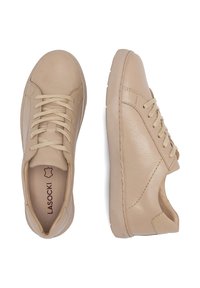 Beżowe skórzane trampki z zaokrąglonym noskiem, sznurowaniem, teksturowaną powierzchnią i elastyczną gumową podeszwą. Logo widoczne na wkładce.