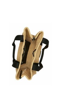 Geweven beige tas met zwarte banden, met een open bovenkant en een textuurinterieur, inclusief een ritscompartiment. Duurzaam, lichtgewicht ontwerp.