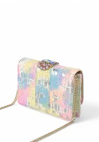 Bolso bandolera en tonos pastel con un patrón texturizado, cadena dorada y un adorno de cierre con joyas en la parte frontal.