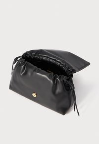 Borsa a tracolla nera in pelle con una parte superiore arricciata e un dettaglio hardware circolare dorato sul davanti. Texture liscia, forma rettangolare.