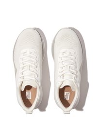 Witte sportieve schoenen hebben een gestructureerde mesh bovenkant, een gevoerd boord, een ronde neus en platte veters. De zool is glad en iets verhoogd.