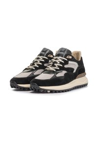 Sneaker da uomo in nero e beige, caratterizzati da un mix di suede e mesh, punta tonda, suola texturizzata e lacci a contrasto.