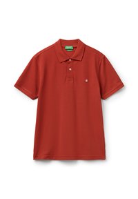 Polo shirt rosso in cotone con colletto classico, due bottoni e un piccolo logo ricamato sul petto. Maniche corte e orlo dritto.