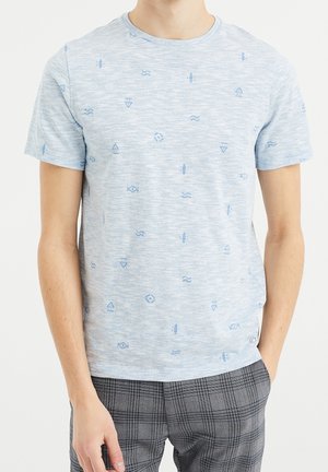 Hellblaues Kurzarm-T-Shirt aus strukturiertem Stoff, das ein dezentes Muster aus verschiedenen blauen Formen und Symbolen aufweist.