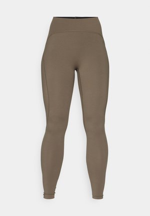 Leggings castanhos de cintura alta, feitos de um tecido liso e elástico, com costuras reforçadas e um corte justo, ideais para vestuário ativo.