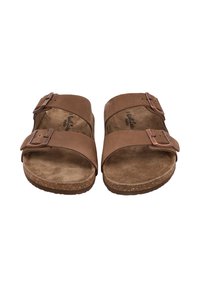 Paar braune Wildleder-Sandalen mit zwei verstellbaren Schnallenriemen und Korkfußbetten, von vorne auf weißem Hintergrund gezeigt.