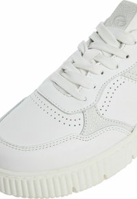 Baskets blanches avec cuir lisse et accents gris texturé. Bout rond, détails perforés et lacets plats. Semelle en caoutchouc épaisse.