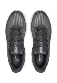 Schwarze Sportschuhe mit strukturierter Oberfläche, ausgestattet mit parallelen Streifenmustern, einem Schnürdesign und einer gepolsterten Innensohle für Komfort.