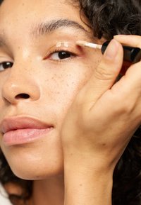 KIKO Milano LONG LASTING LIQUID EYESHADOW - Oogschaduw - 01 soft cashmere