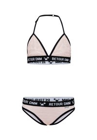 Roze driehoekige bikini-top met een zwarte band met de tekst "RETOUR DNM". Bijpassende bikini-broek met een vergelijkbaar ontwerp en taillebanddetails.