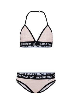 Roze driehoekige bikini-top met een zwarte band met de tekst "RETOUR DNM". Bijpassende bikini-broek met een vergelijkbaar ontwerp en taillebanddetails.