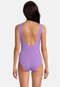 Maillot de bain une pièce violet avec un dos décolleté et de larges bretelles. Fabriqué en tissu texturé avec un design ajusté et une couverture minimale.
