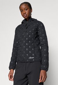 Jachetă neagră căptușită cu un model texturat, fermoar frontal și glugă. Include un logo în partea inferioară frontală și fermoare pe ambele părți.