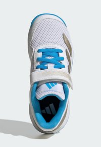 Valge sportlik jalats võrgust ülaosaga, siniste detailide, beeži triibu ning Velcro-lukuga. Omab tekstureeritud pinda ja siniseid kingapaelasid.