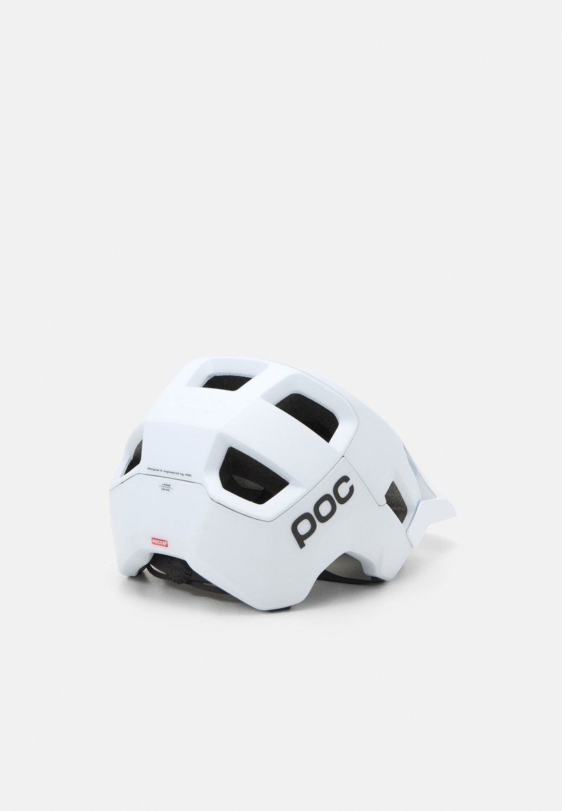 Leichter weißer Fahrradhelm mit großen Belüftungsöffnungen, POC-Logo und einem schlanken, kantigen Design für verbesserte Aerodynamik.