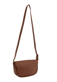 Brun läder crossbody-väska med klaffstängning, justerbar rem och slät textur, med en minimalistisk design och ingen synlig hårdvara.