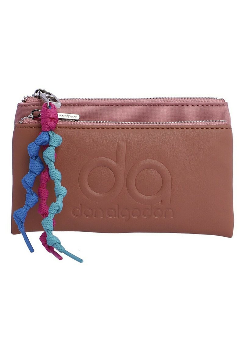 Billetera de cuero marrón con logo embossado, que cuenta con un tirador de cremallera trenzado en rosa y azul. Tiene dos compartimentos con cremallera para almacenamiento.