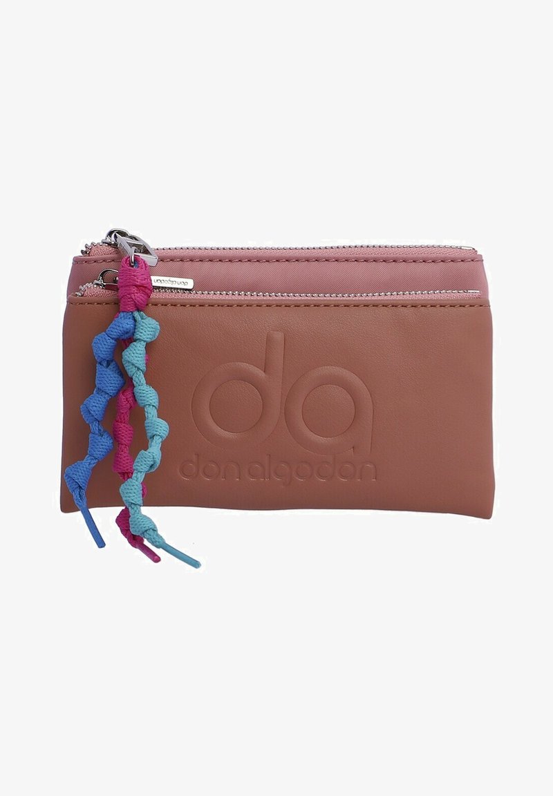 Billetera de cuero marrón con logo embossado, que cuenta con un tirador de cremallera trenzado en rosa y azul. Tiene dos compartimentos con cremallera para almacenamiento.