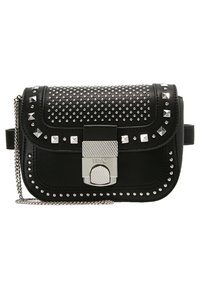 Svart läder crossbody-väska med silvernitar, fyrkantiga och runda detaljer samt en strukturerad silverspänne med kedjesnodd.