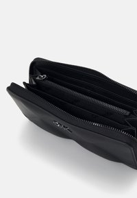 Calvin Klein LOCK QUILT WALLET - Piniginė - black