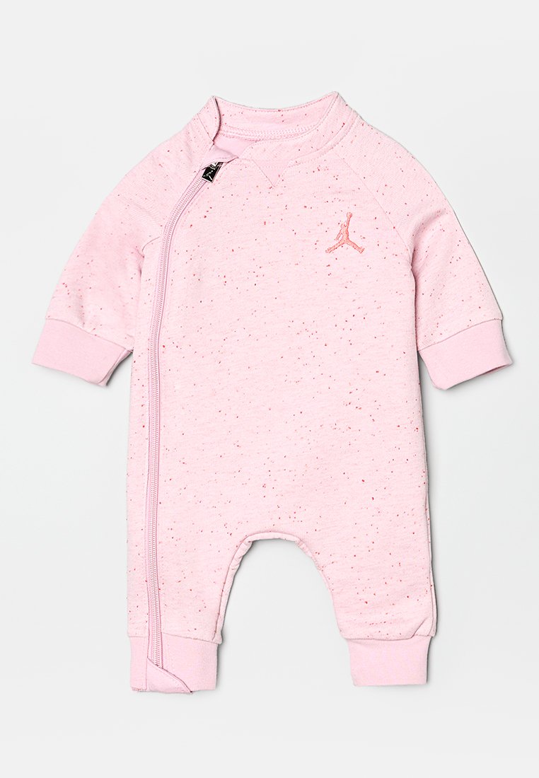 Jumpsuit rose clair en tissu doux, doté d'une fermeture éclair, de poignets côtelés et d'un petit logo brodé sur la poitrine.