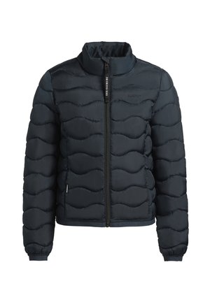 Vadderad jacka i mörk marinblått med hög krage, dragkedjestängning, kviltad vågmönster, elastiska ärmslut och logotyp på bröstet. Slät textur.