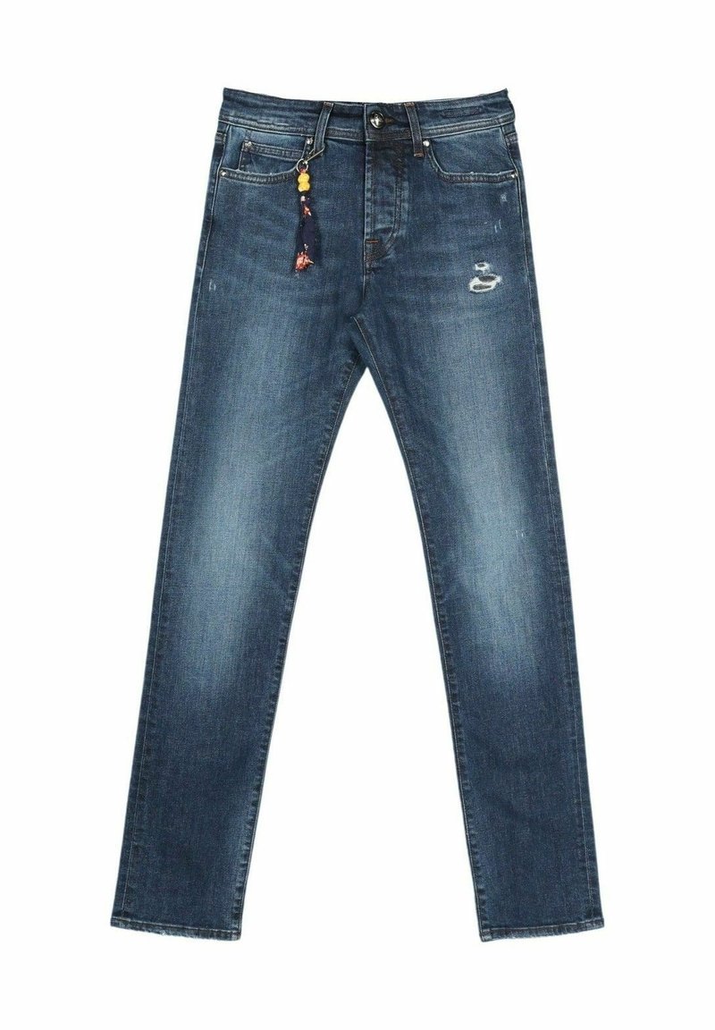 Jeans en denim bleu slim avec légère usure sur la cuisse droite et un porte-clés décoratif avec perles et tissu suspendu à la poche avant gauche.