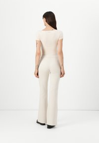 Guess MAELICE BUTTONS FLARE PANT - Pantaloni - muted stone