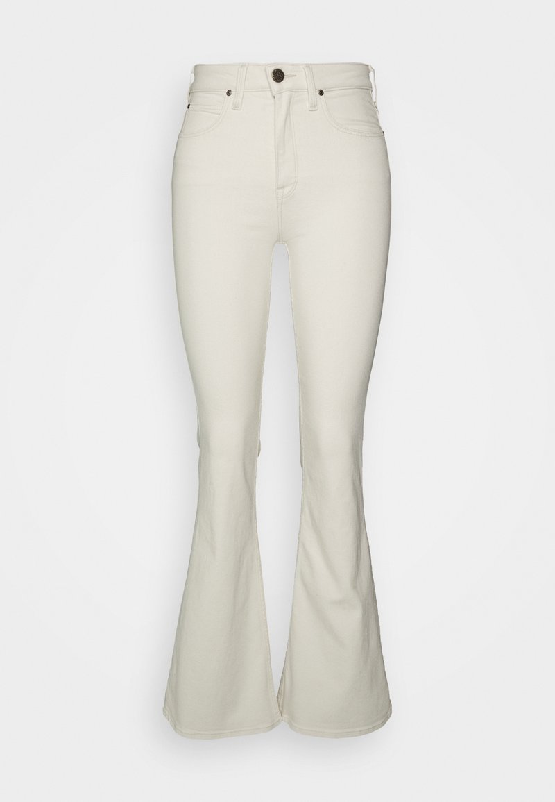 Jean flare taille haute couleur crème avec poches avant, passants pour ceinture et fermeture par bouton, présenté sur un fond uni.