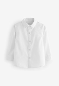 Una camicia bianca a maniche lunghe con colletto a camicia, caratterizzata da un tessuto texturizzato e una fila di bottoni sulla parte anteriore per la chiusura.