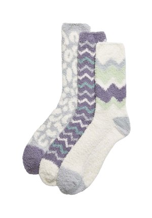 Tres pares de calcetines de peluche en tonos de púrpura, gris y blanco con patrones variados: estampado de guepardo, zigzag y ondas. Tejido suave y texturizado.