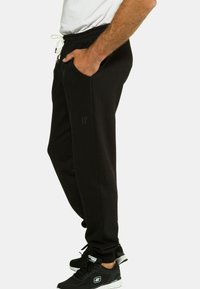 JP1880 Verryttelyhousut - schwarz