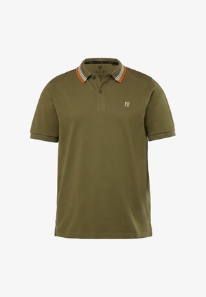 Khaki zelené polo tričko vyrobené z měkké tkaniny, s knoflíkovou légou, žebrovaným límečkem s oranžovými a bílými pruhy a malým logem.