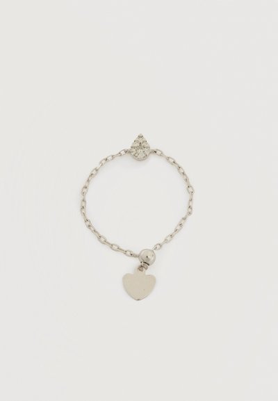 Λεπτό ασημένιο βραχιόλι με αλυσιδίτσα, κούμπωμα σε σχήμα δάκρυ και ένα μικρό μενταγιόν σε σχήμα καρδιάς που κρέμεται από στρογγυλή χάντρα.