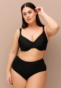 Zwarte bh en hooggeknipte bikini onderkant gemaakt van gladde stof, met een gestructureerd ontwerp en brede banden voor ondersteuning.