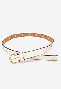 Creme leren riem met een gouden gesp en kleine gouden bloemetjesstuds gelijkmatig verdeeld over de lengte.