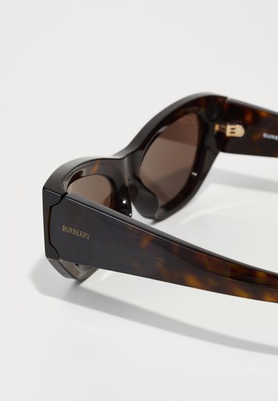 Burberry napszemüveg teknősbéka mintázattal, sötét lencsékkel, szögletes kerettel és arany logóval a szárakon. Sima műanyag felület.