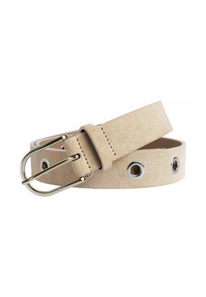 Beige suède riem met zilveren gesp en ronde ringen, opgerold op een witte achtergrond.