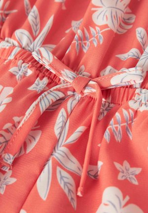 Tissu corail à motif floral blanc et bleu clair, avec une ceinture élastique froncée et un nœud de cordon noué.