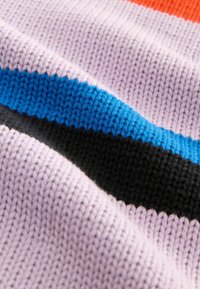 Tissu en tricot avec des rayures horizontales en lavande, bleu, noir et orange. Texture douce avec un motif côtelé.