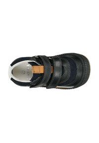 Czarne skórzane buty z granatowym zamszem, z dwiema rzepami, zaokrąglonym noskiem, teksturowaną czarną gumową podeszwą i brązowym akcentem na rzepie.