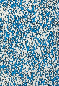 Tessuto di cotone astratto con uno sfondo blu e motivi irregolari bianchi e neri. Texture morbida con un aspetto leggero e tessuto.