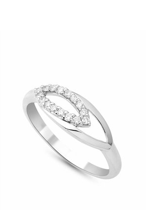 Anello in argento con design aperto a forma di marquise con piccoli diamanti rotondi lungo un lato della forma.