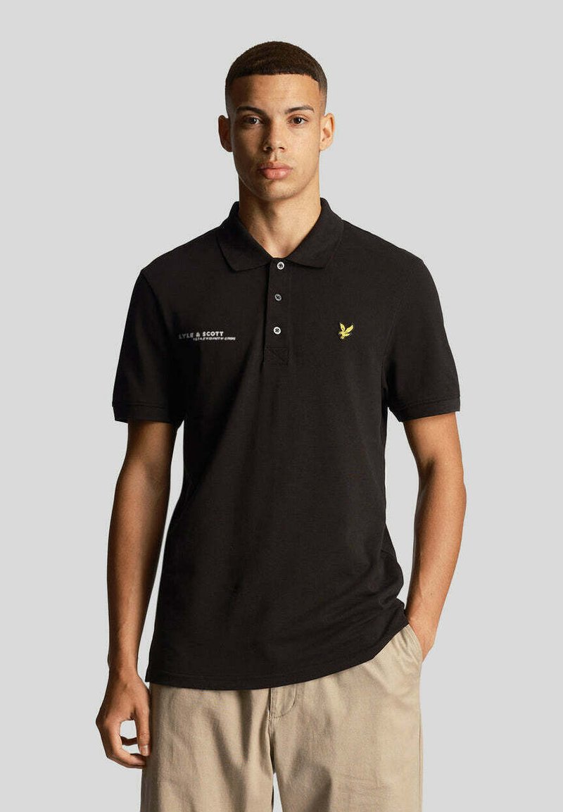 Polo shirt nero in cotone, con colletto a due bottoni, maniche corte e un piccolo logo di un'aquila gialla sul petto.