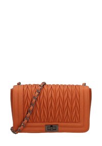 Borsa a tracolla arancione trapuntata con una catena e forma rettangolare. Presenta una superficie testurizzata e un dettagli in metallo con chiusura.