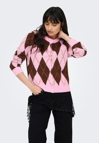 Rosa-braune Strickjacke mit Rautenmuster, Rundhalsausschnitt, durchgehender Knopfleiste und gerippten Bündchen, aus weichem Strickmaterial gefertigt.