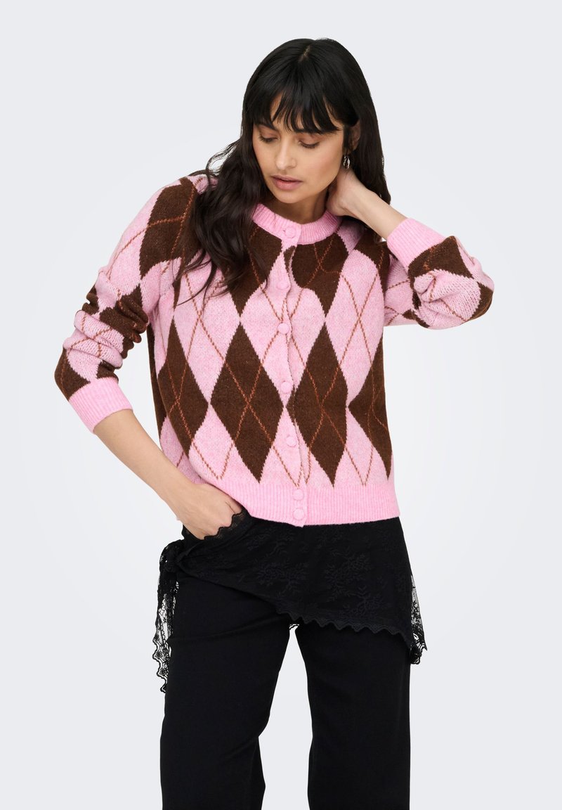 Rosa-braune Strickjacke mit Rautenmuster, Rundhalsausschnitt, durchgehender Knopfleiste und gerippten Bündchen, aus weichem Strickmaterial gefertigt.