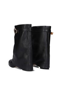 Zwarte leren kniehoge laarzen met een gladde textuur, voorzien van een gouden gesp detail en een licht afgeronde neusontwerp.