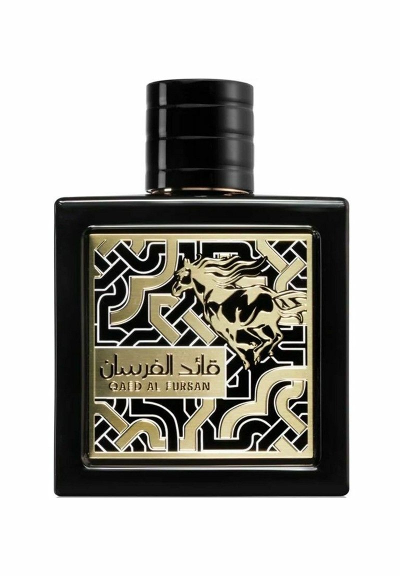 Sort glas parfume flaske med en flad sort hætte, der har et guld hestedesign og geometriske mønstre på en sort baggrund.